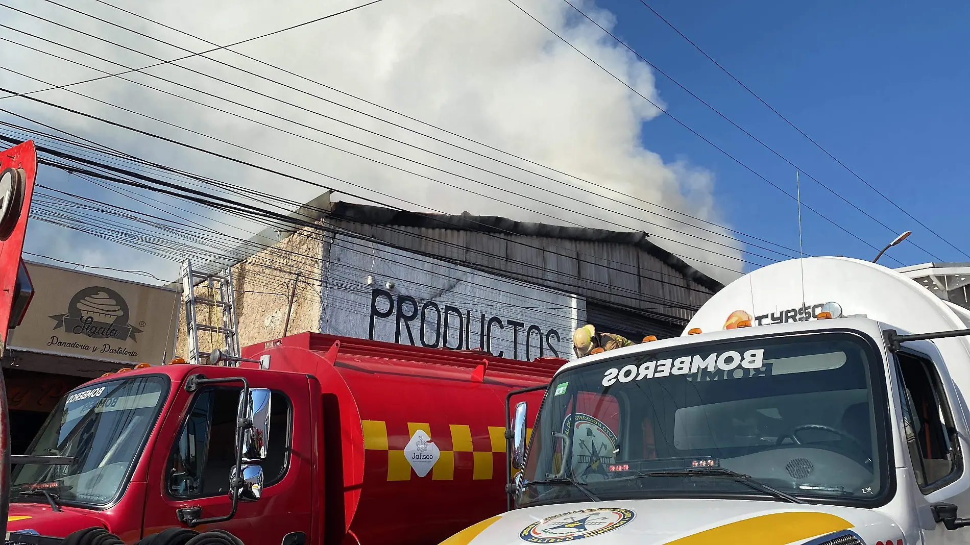 Incendio en mueblería de Tonalá